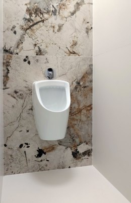 Pisuar wiszący - podłączenie wody od tyłu